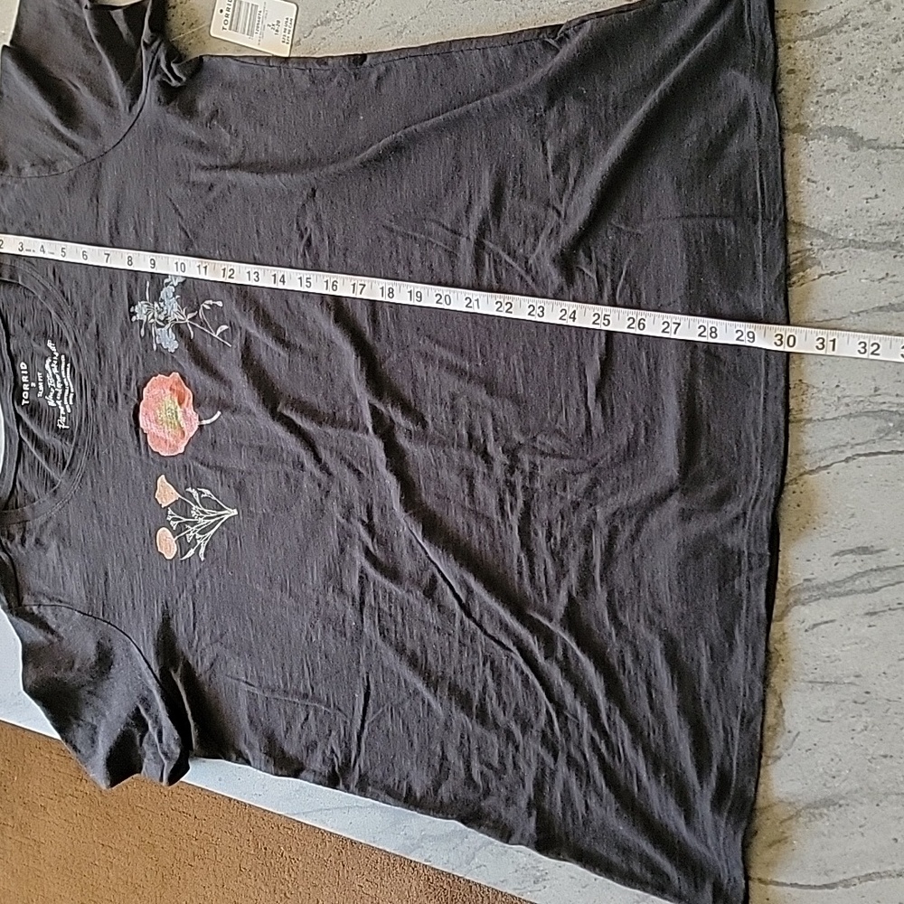 TORRID Short Sleeve Floral Design Tee Shirt Black Orange Blue size 2X 18-20 NWT - Picture 7 of 11
